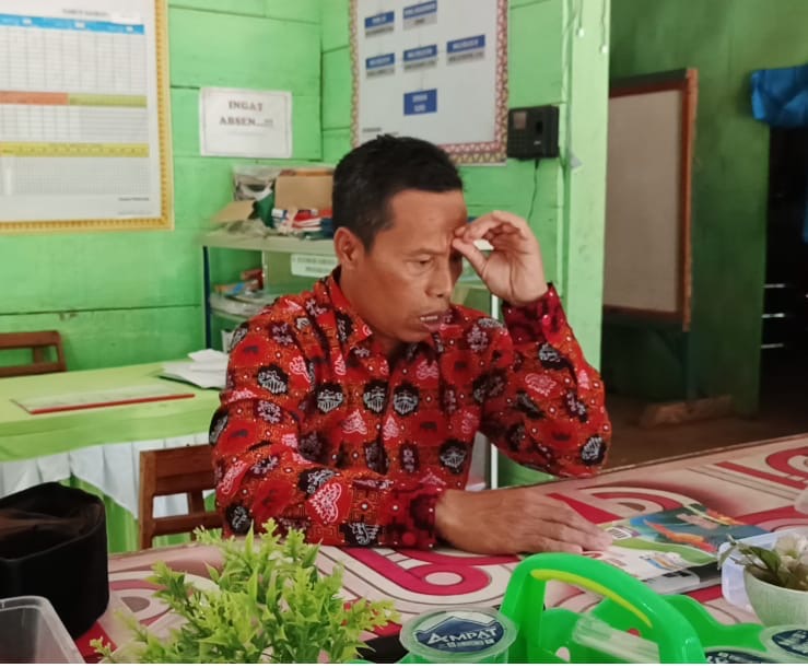 Diduga Catut Dana PKTD, Kakon Datar Lebuay Disorot Warga: Banner Baru Dipasang Setelah Viral