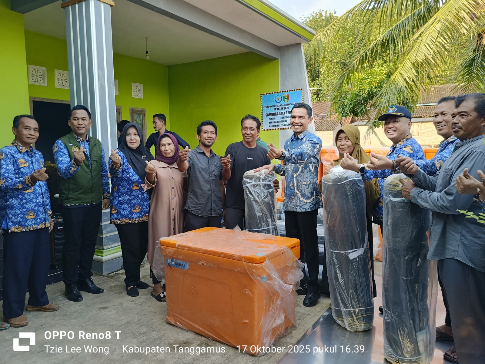 Wabup Tanggamus Serahkan Bantuan Peralatan Pengolahan Ikan Asin kepada Delapan Poklahsar Di Pekon Tanjung Jaya