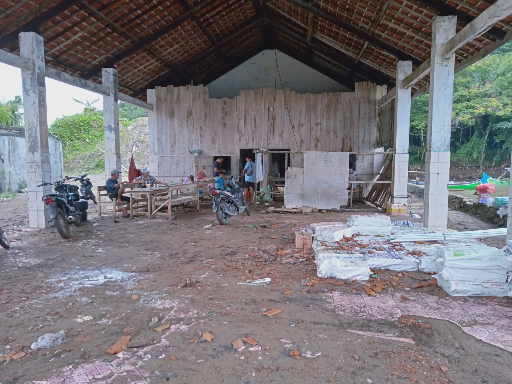 Banjir Rob Seret Sampah Dan Limbah Ke TPI Putihdoh, Infrastruktur Rusak Dan Warga Terancam Penyakit