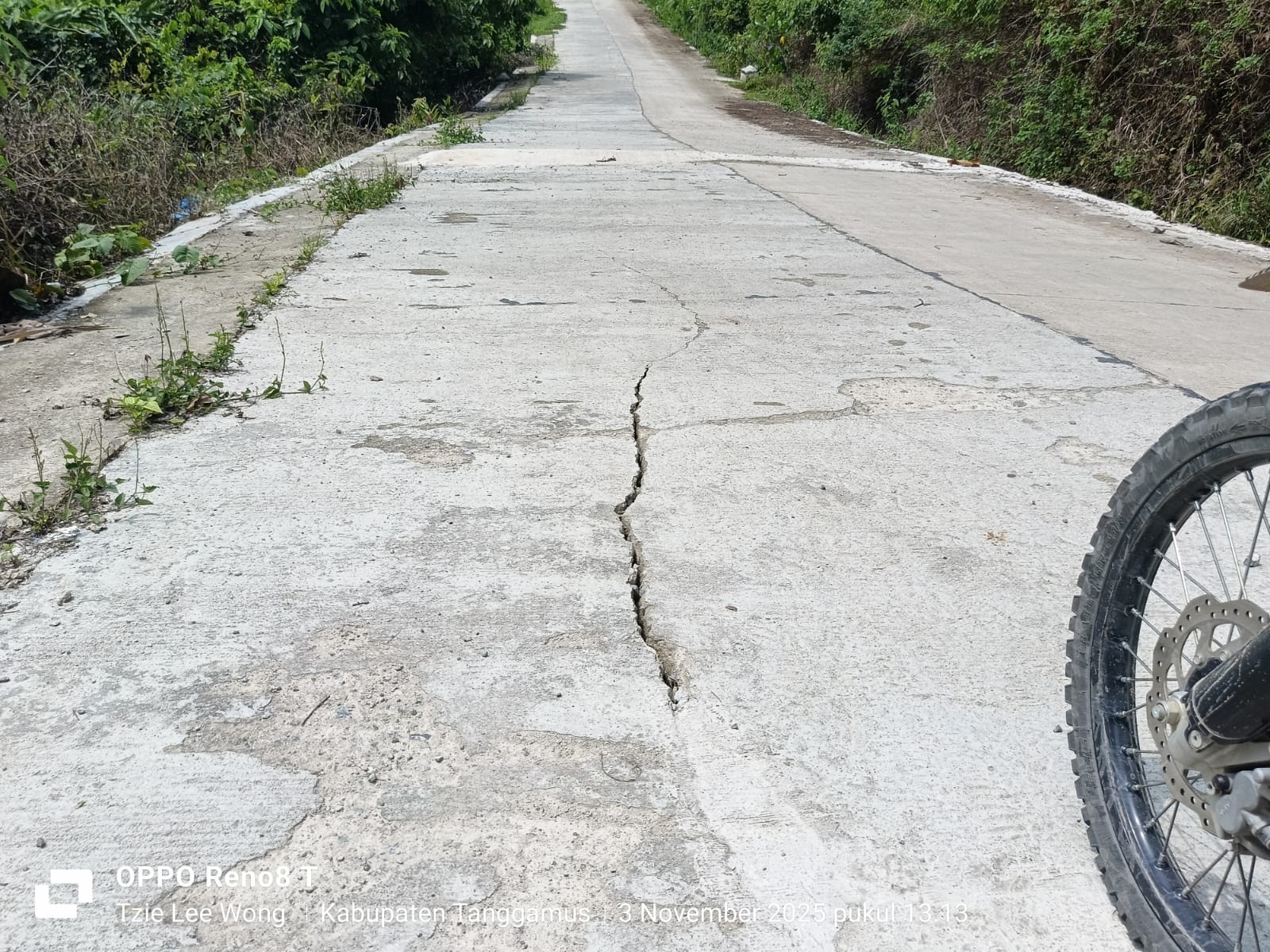 Proyek Jalan Rigid Beton Di Cukuh Balak Diduga Asal Jadi, Baru Rampung Sudah Retak
