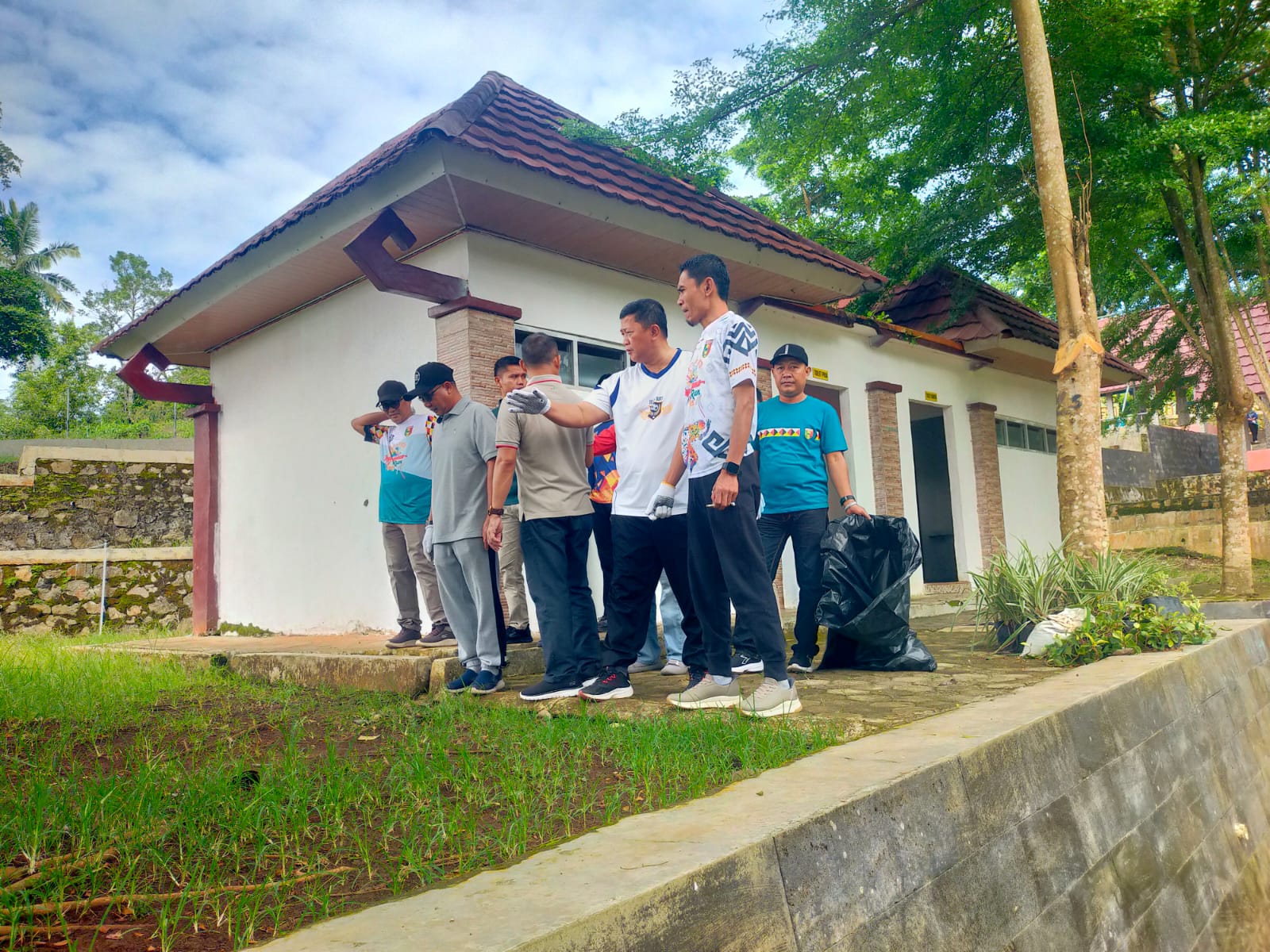 Wabup Agus Suranto Pimpin Kerja Bakti Di Way Lalaan, Fokus Pada Kebersihan Wisata