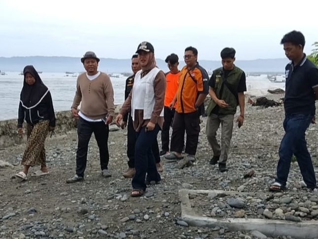 Banjir Rob Terjang Kapuran, DPRD Dan Lurah Pasar Madang Turun Langsung Bantu Warga