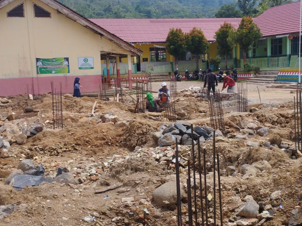 Mutu Renovasi SMP Satap Kubu Langka Cukuh Balak Dipertanyakan, Pondasi Diduga Diisi Adukan Mentah