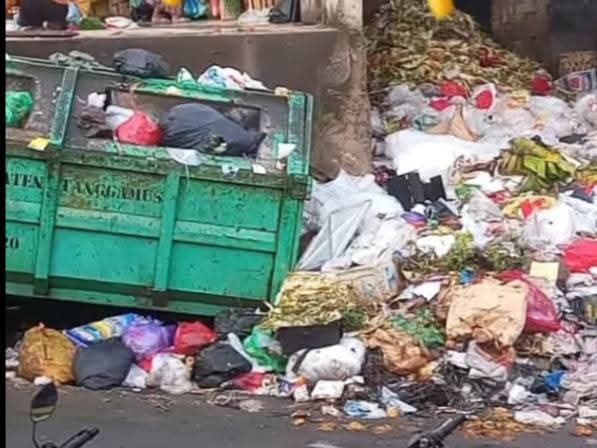 Sampah Menggunung Di Pasar Talang Padang, Bau Menyengat Ganggu Aktivitas Warga