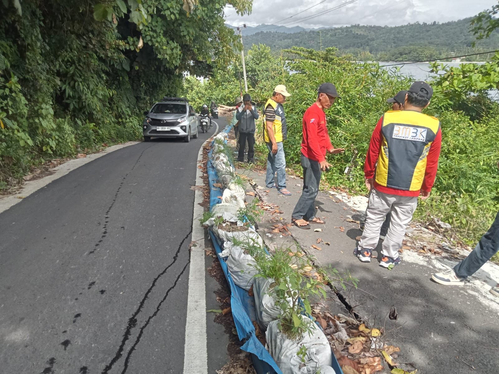 Setelah Ramai Dikeluhkan Warga Karena Retak, Jalan Umbar–Putih Doh Ditinjau BMBK Lampung
