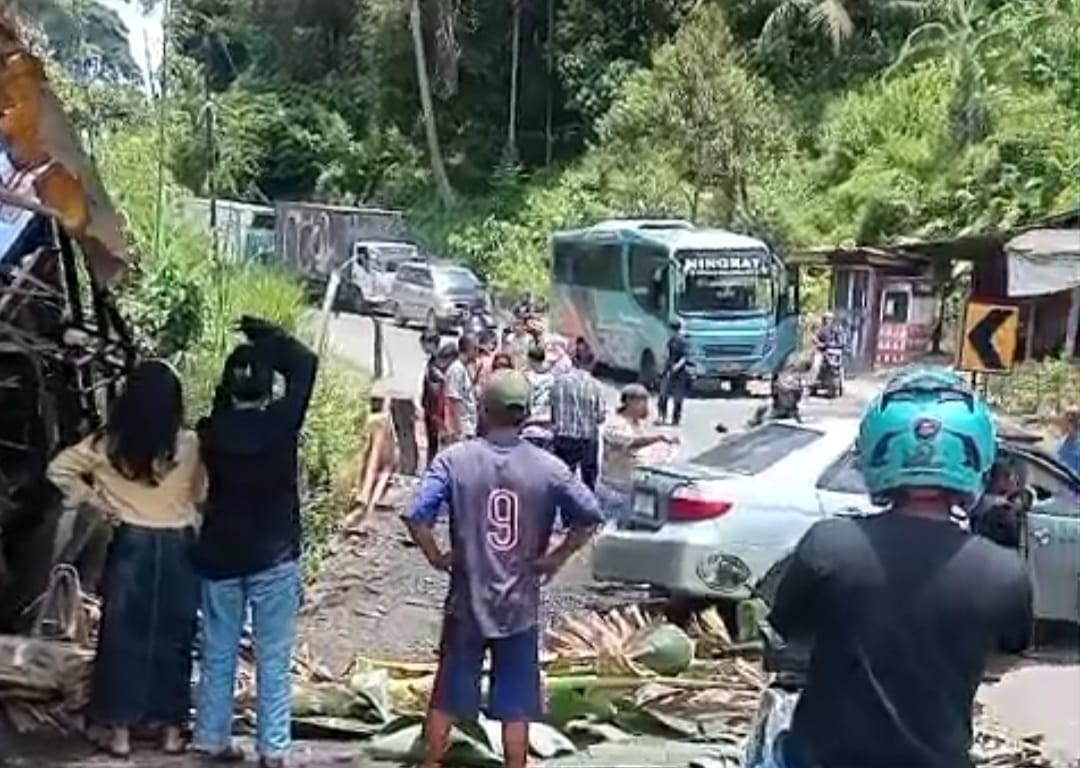 Diduga Rem Blong, Truk Fuso Tabrak Mobil Di Jembatan Rusak Kotaagung Timur hingga Terjun Ke Sungai