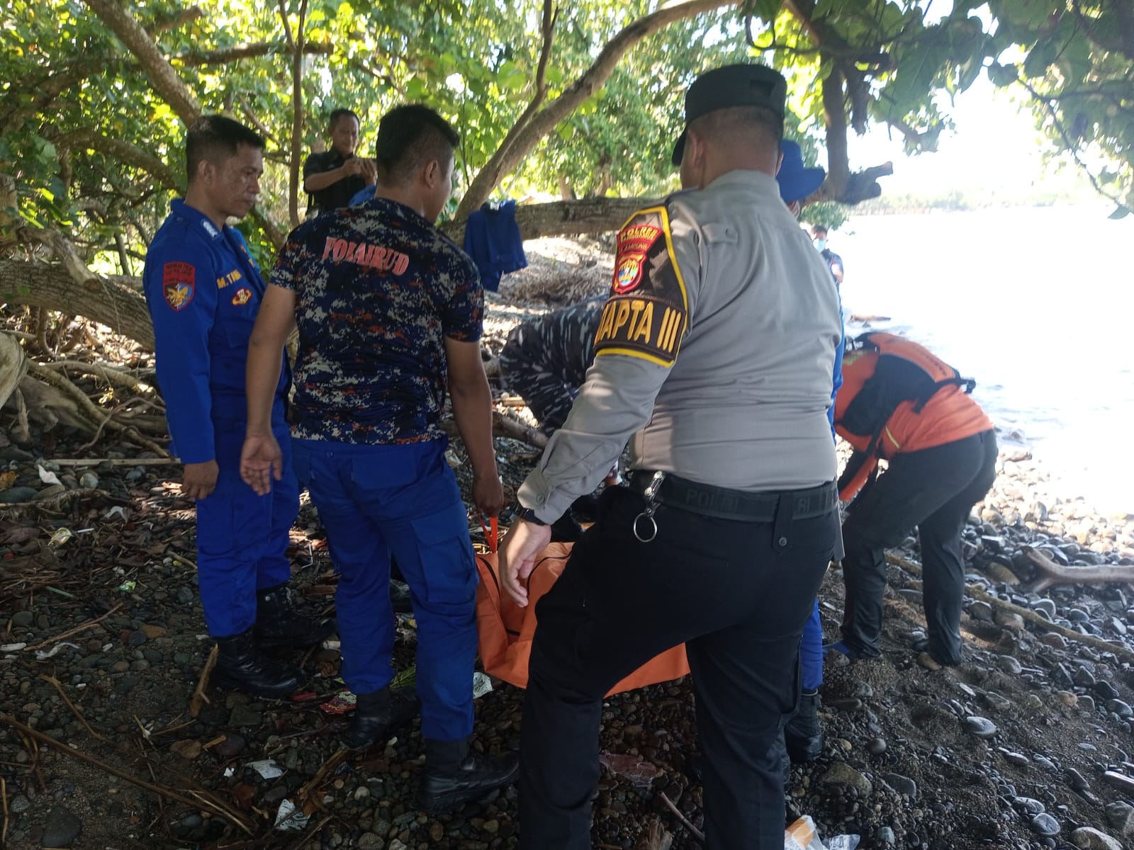 Penemuan Mayat Di Pesisir Tanggamus Gegerkan Warga, Polisi Lakukan Penyelidikan
