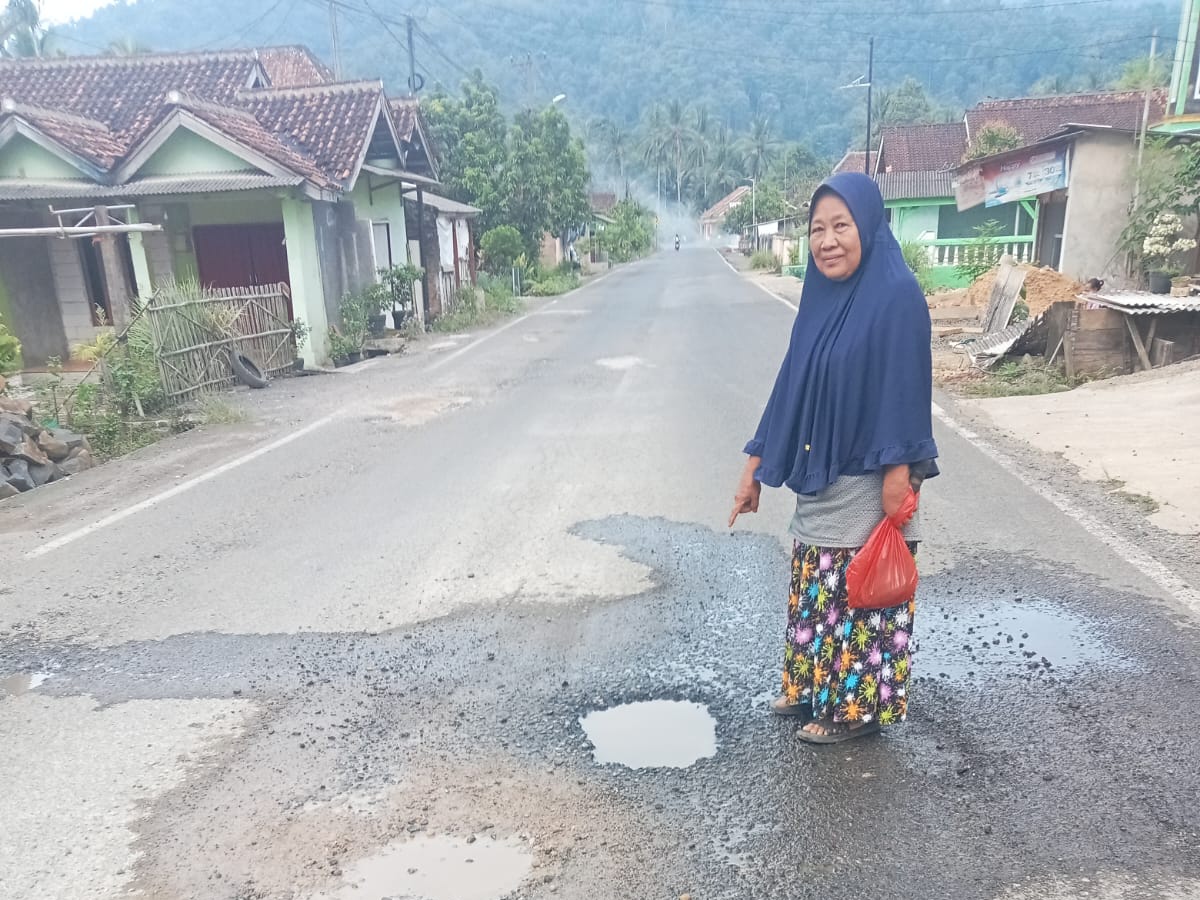 Akses Utama Hancur, Pipa Bocor Tak Ditangani, Warga Pesawaran Mulai Gerah