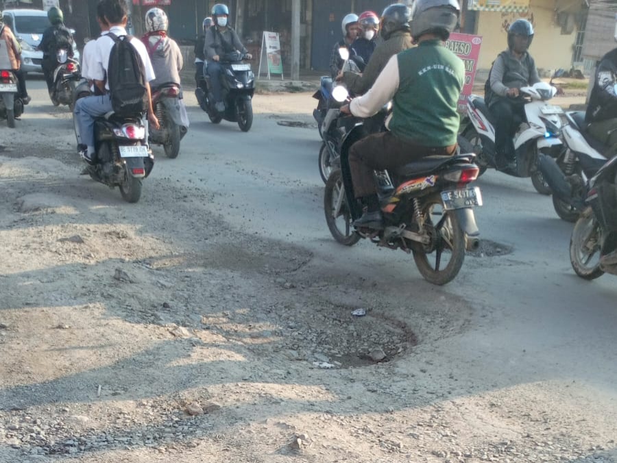 Jalan Penghubung Lampung Selatan–Metro Rusak Parah, Warga Mendesak Untuk Perbaikan.