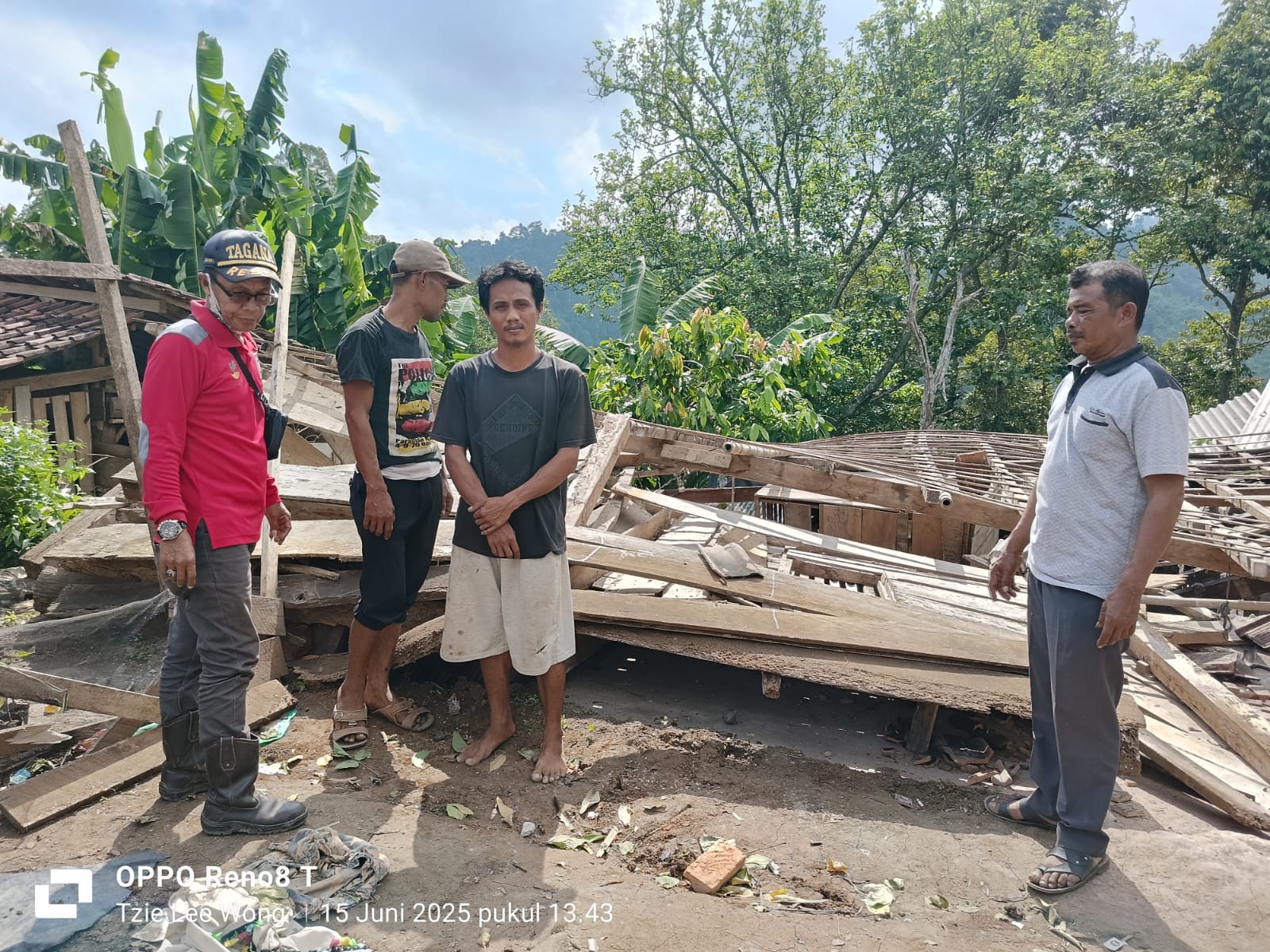 Rumah Ambruk Akibat Angin Puting Beliung, Ketua Tagana Didampingi Kakon Tanjung Jaya Lakukan Asesmen.