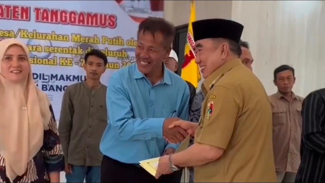 Bupati Tanggamus M. Saleh Asnawi Serahkan AHU Kepada 302 Koperasi Desa Merah Putih.