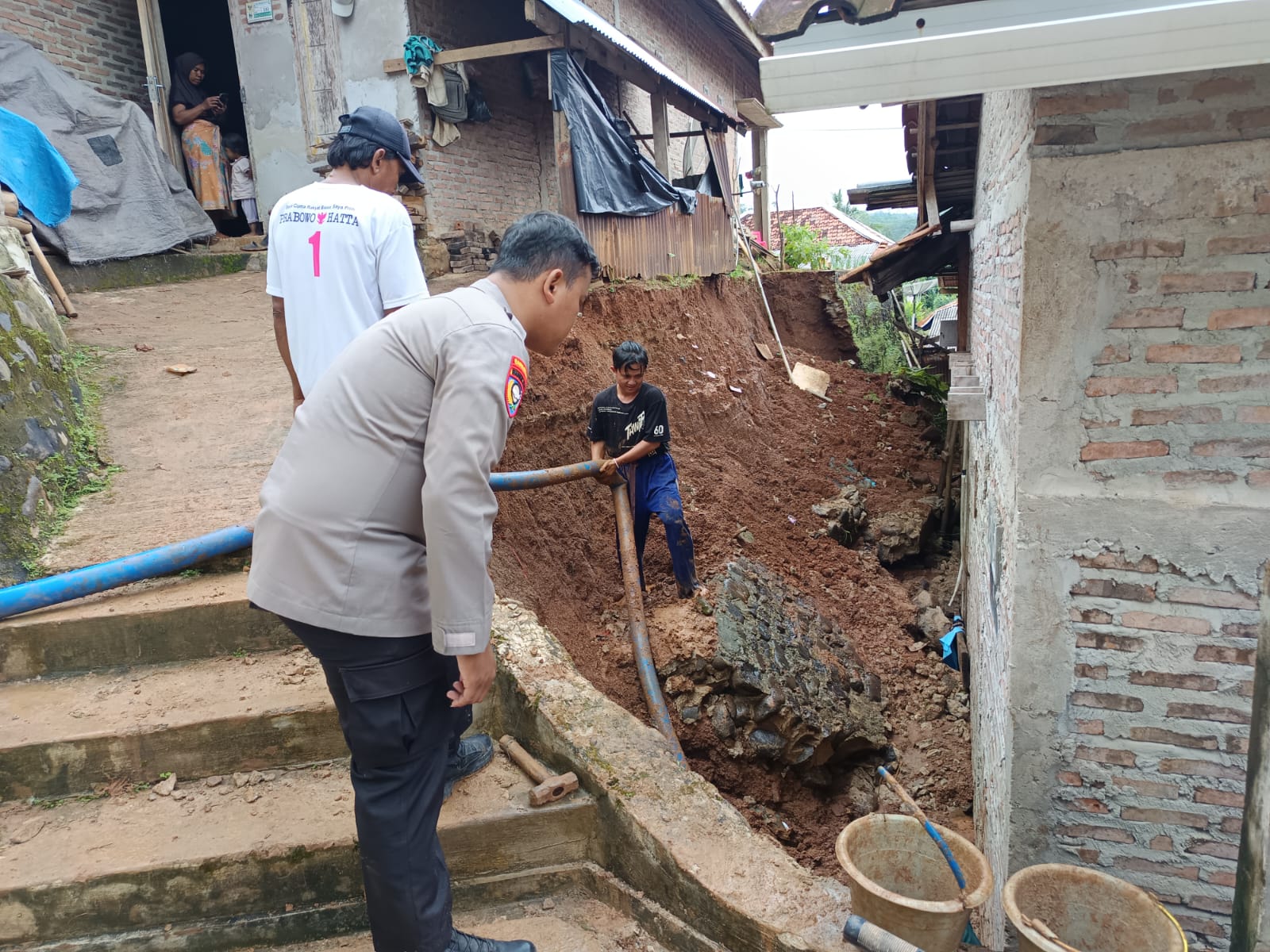 Akses PAUD Tertutup Longsor, Warga dan Aparat Tinjau Lokasi