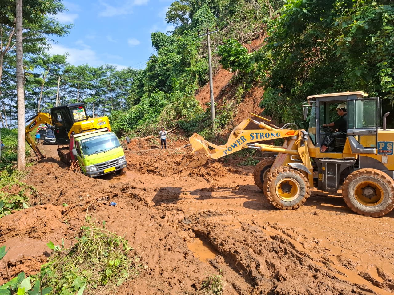 Longsor Isolasi Warga Cukuh Balak Dua Hari, Loader Paragon Buka Akses, PT Windu Bungkam, BPBD Tak Bersuara!