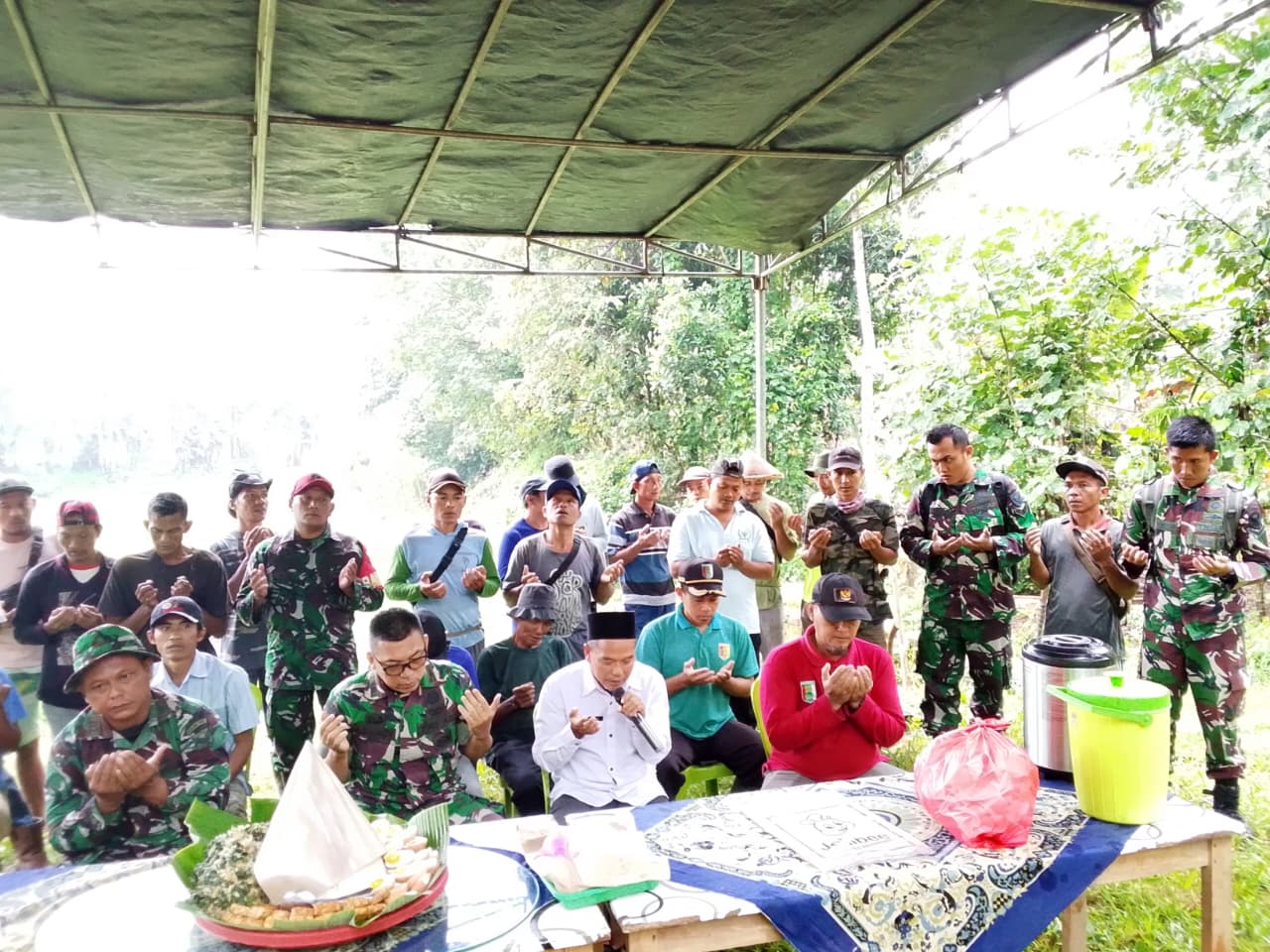 TNI AD Gelar Karya Bakti di Desa Trimulyo, Fokus Tingkatkan Jalan Antar Dusun