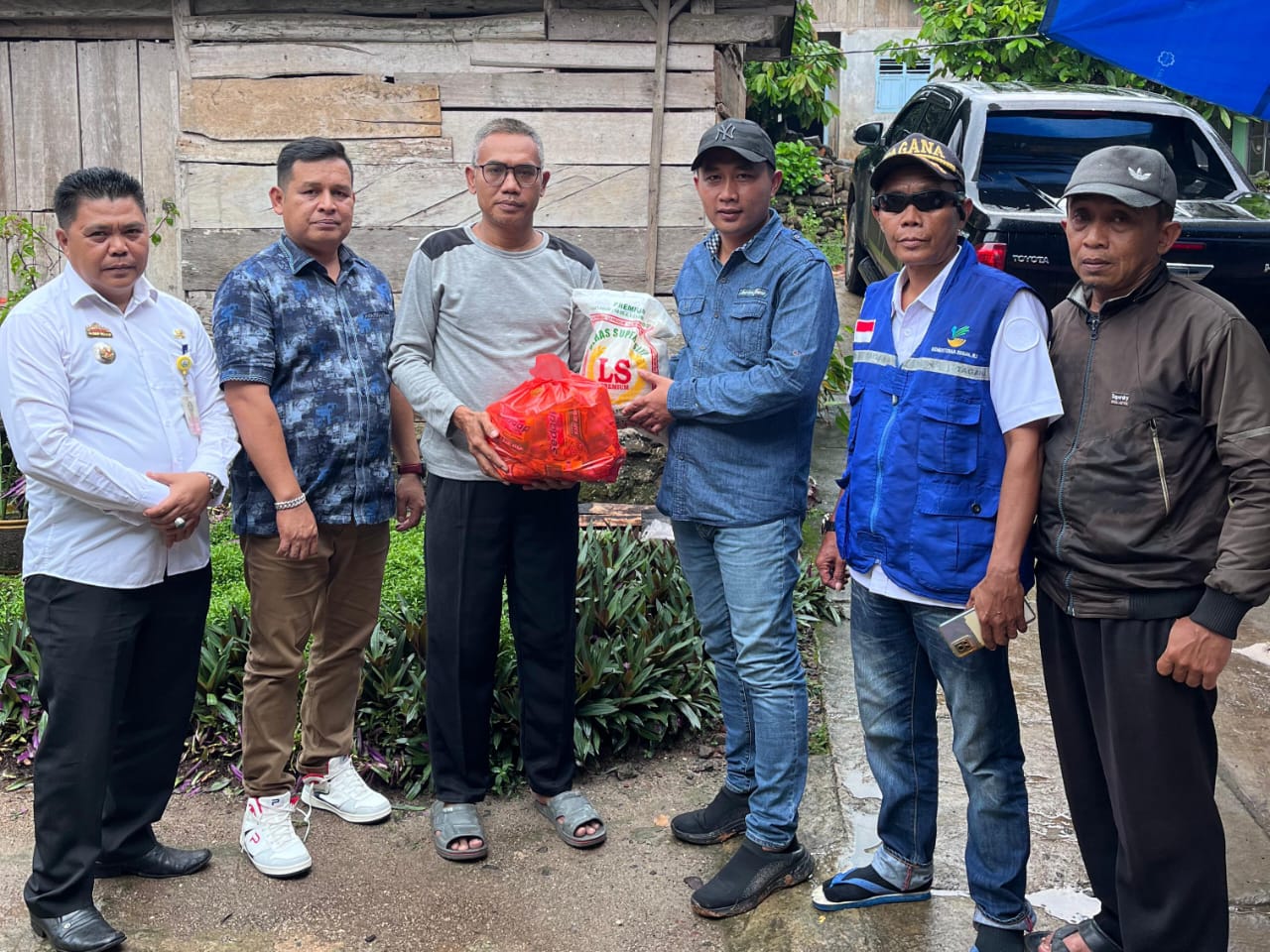 Ketua DPRD Tanggamus Tinjau Lokasi Bencana, Salurkan Bantuan Sembako Untuk Warga