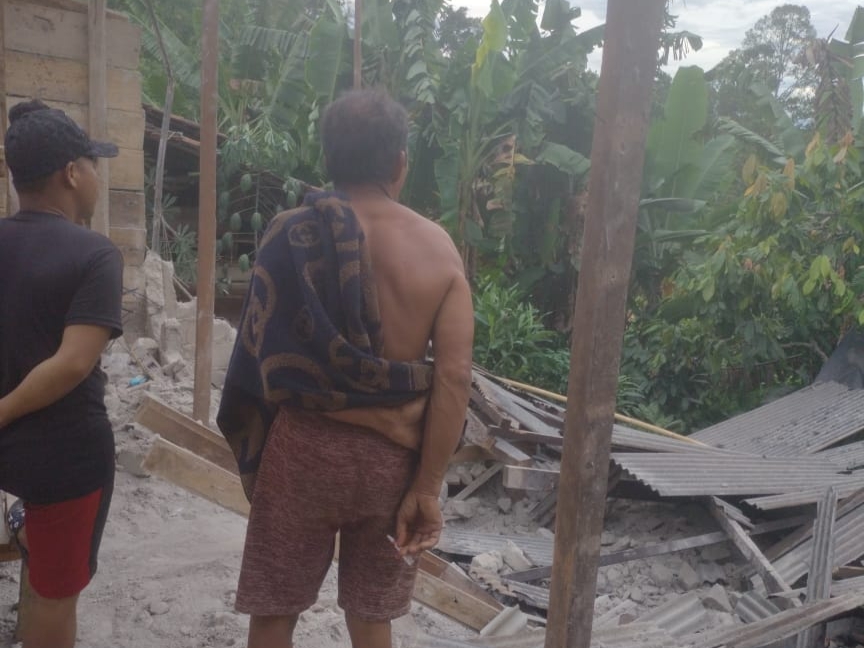 Satu Buah Rumah Milik Warga Pekon Tanjung Jaya Rusak Diterjang Angin Puting Beliung.