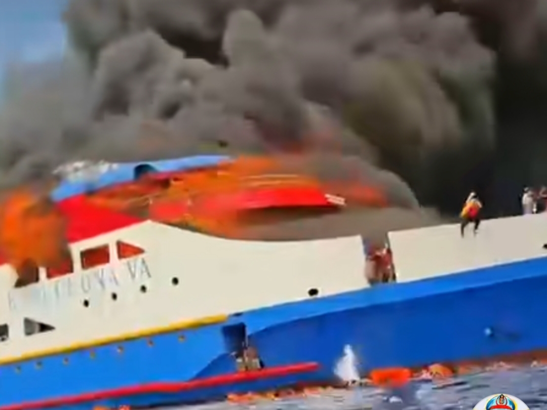 KM Barcelona 5 Terbakar di Perairan Sulut, Tiga Tewas, 280 Penumpang Dievakuasi.