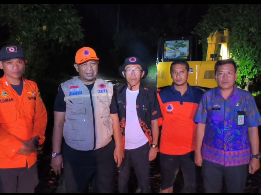 BPBD Tanggamus Kerja Siang Malam Tangani Longsor dan Banjir di Dua Kecamatan