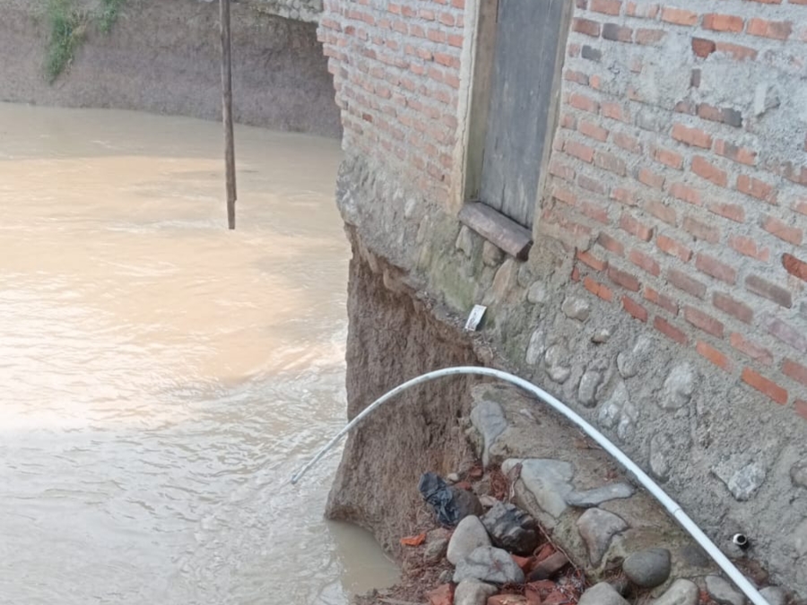 Tebing Sungai di Umbul Limus Menganga, Empat Rumah di Ambang Maut