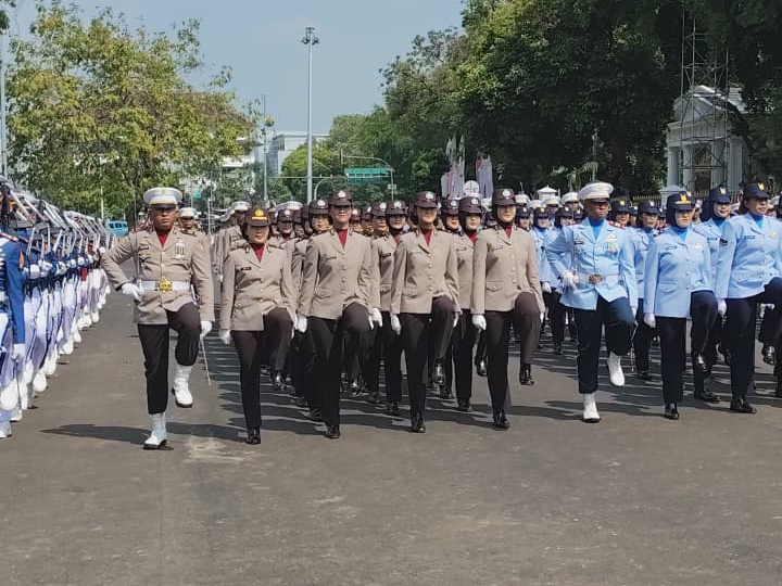 Gagah Dan Membanggakan, Polwan Polda Metro Jaya Kibarkan Merah Putih Di Istana Merdeka