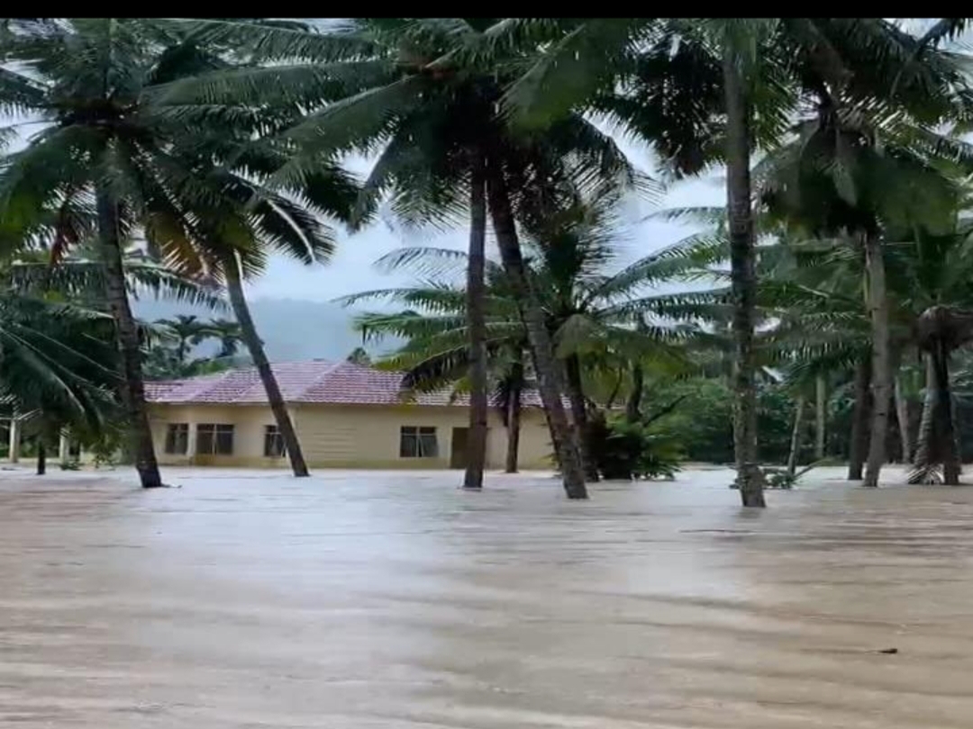 Longsor Putus Jalan Provinsi, Ratusan Rumah Di Kelumbayan Terendam Banjir