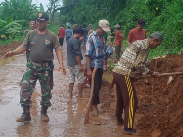 Gotong Royong Bersihkan Longsor, Pekon Tanjung Jaya Libatkan Koramil Dan Warga