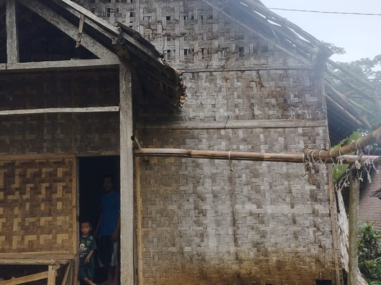 Miris, Sarkadi Bertahan Di Rumah Hampir Ambruk, Pemkab Tanggamus Seakan Tutup Mata